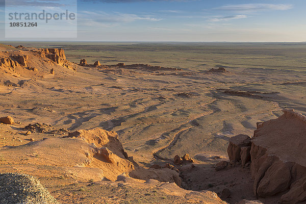 Sonnenaufgang  Flaming Cliffs  Gebiet mit Dinosaurierknochen und Eierfossilien  Gurvan Saikhan National Park  Bayanzag  Wüste Gobi  Mongolei  Zentralasien  Asien
