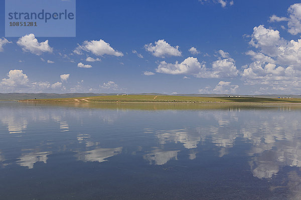 Flauschige Wolken am blauen Sommerhimmel  die sich in einem See spiegeln  entfernte reflektierte Gers  Archangai  Zentralmongolei  Zentralasien  Asien