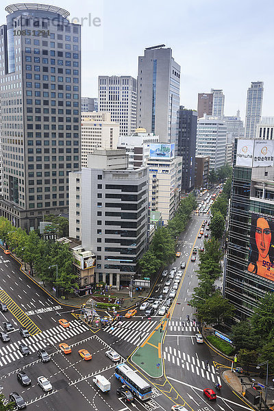 Blick von oben auf eine belebte Straße im Stadtzentrum und Hochhäuser an einem regnerischen Sommertag  City Hall area  Seoul  Südkorea  Asien