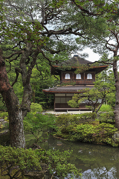Ginkaku-ji (Silberner Pavillon)  klassischer japanischer Tempel und Garten  Haupthalle  Teich und belaubte Bäume im Sommer  Kyoto  Japan  Asien