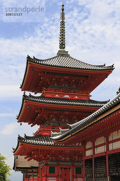 Zinnoberrote dreistöckige Pagode  Eingang Kiyomizu-dera  buddhistischer Tempel  Süd-Higashiyama  Kyoto  Japan  Asien