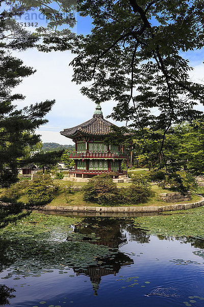 Hyangwonjeong  sechseckiger Pavillon  der sich im Sommer in einem mit Seerosen gefüllten See spiegelt  Gyeongbokgung-Palast  Seoul  Südkorea  Asien