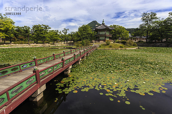 Hyangwonjeong-Pavillon und Chwihyanggyo-Brücke über einen mit Seerosen gefüllten See im Sommer  Gyeongbokgung-Palast  Seoul  Südkorea  Asien