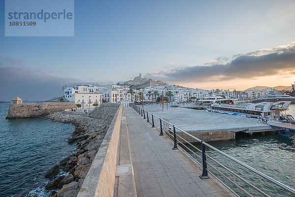 Ibiza-Stadt mit dem Castillo mit Blick auf Dalt Villa  die Altstadt und den Hafen  Ibiza  Balearische Inseln  Spanien  Mittelmeer  Europa