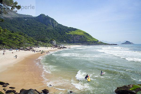 Surfer am Prainha-Strand  Barra da Tijuca  Rio de Janeiro  Brasilien  Südamerika