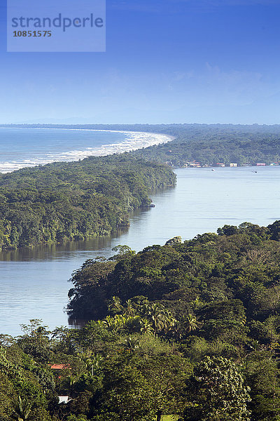 Blick auf Regenwald  Strand und Flüsse im Tortuguero-Nationalpark  Limon  Costa Rica  Mittelamerika