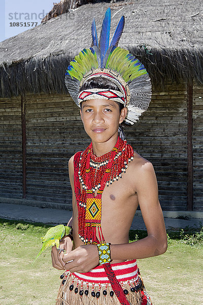 Ein brasilianischer Pataxo-Junge aus dem südlichen Bahia in traditioneller Kleidung  Bahia  Brasilien  Südamerika
