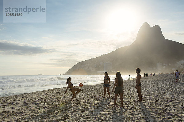 Menschen spielen Altinha (Fußball) am Strand von Ipanema  Rio de Janeiro  Brasilien  Südamerika