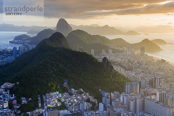Blick auf den Zuckerhut  die Favela Sao Joao  die Guanabara-Bucht  den Atlantik und die Berge von Rio und Niteroi  Rio de Janeiro  Brasilien  Südamerika