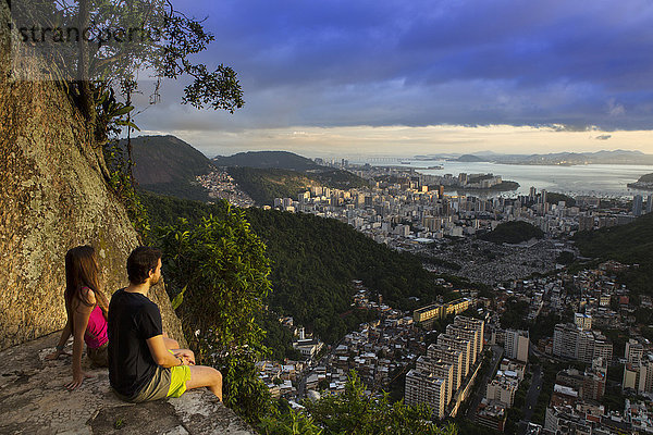 Wanderer mit Blick über Rio vom Morro dos Cabritos  Rio de Janeiro  Brasilien  Südamerika