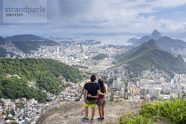 Wanderer blicken vom Morro dos Cabritos über Rio de Janeiro  Rio de Janeiro  Brasilien  Südamerika