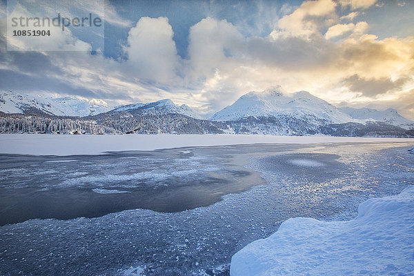 Das Ufer des zugefrorenen Silsersees  Oberengadin  Kanton Graubünden  Schweiz  Europa