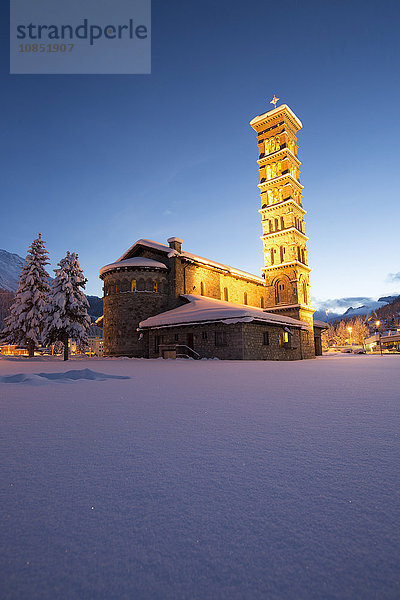Dämmerung und Lichter auf der Kirche umgeben von Schnee Sankt Moritz  Engadin  Kanton Graubünden  Schweiz  Europa