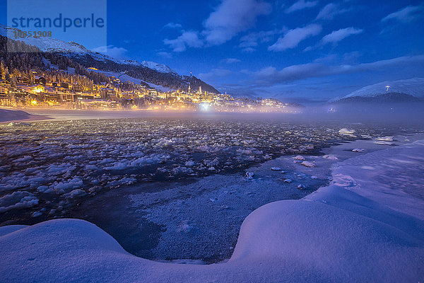 Der zugefrorene Inn und das Dorf Sankt Moritz in der Abenddämmerung  Engadin  Kanton Graubünden  Schweiz  Europa