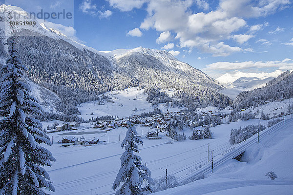 Das verschneite Dorf Filisur  Kanton Graubünden (Graubünden)  Schweiz  Europa