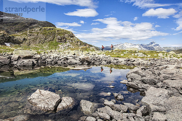 Wanderer bewundern die Aussicht am Grevasalvas-See  Engadin  Kanton Graubünden  Schweiz  Europa