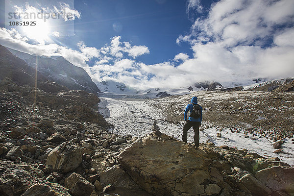 Wanderer bewundert den Forni-Gletscher  Cedec-Tal  Stilfserjoch-Nationalpark  Valtellina  Lombardei  Italien  Europa