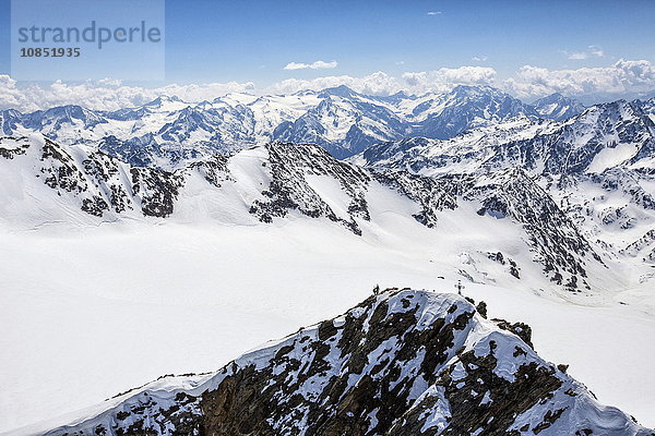 Luftaufnahme von alpinen Skifahrern auf dem Monte Dosegu  Nationalpark Stilfser Joch  Valtellina  Valfurva  Lombardei  Italien  Europa