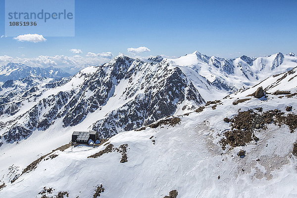 Luftaufnahme des Forni-Gletschers und der Schutzhütte  Vioz  Valtellina  Lombardei  Italien  Europa