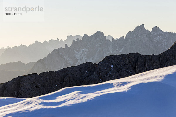 Das Licht der Morgendämmerung umrahmt die Cadini von Misurina. Die Dolomiten. Auronzo von Cadore. Venetien. Italien. Europa