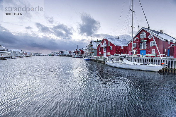 Das typische Fischerdorf Henningsvaer mit seinen roten Häusern (rorbu)  Lofoten-Inseln  Arktis  Nordnorwegen  Skandinavien  Europa