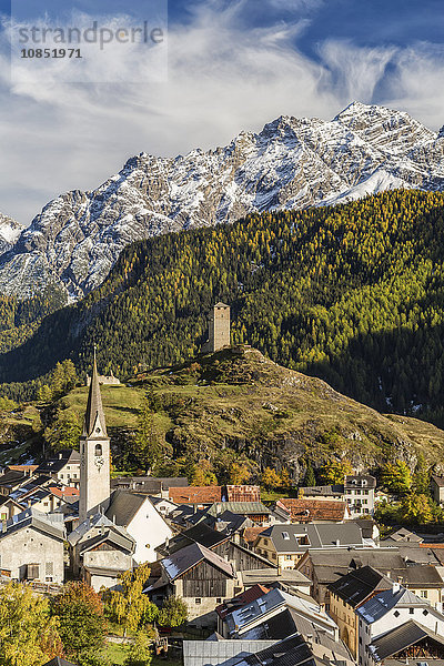 Blick auf das Dorf Ardez  umgeben von Wäldern und verschneiten Gipfeln  Unterengadin  Kanton Graubünden  Schweiz  Europa