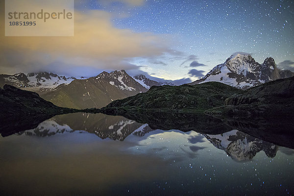 Die Sterne beleuchten die verschneiten Gipfel und spiegeln sich im Lac de Cheserys  Chamonix  Haute Savoie  Französische Alpen  Frankreich  Europa