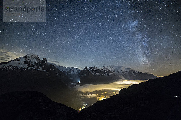 Sterne und Milchstraße beleuchten die schneebedeckten Gipfel um den Lac de Cheserys  Chamonix  Haute Savoie  Französische Alpen  Frankreich  Europa