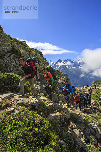 Wanderer auf den felsigen Pfaden um den Lac De Cheserys an einem sonnigen Sommermorgen  Chamonix  Haute Savoie  Französische Alpen  Frankreich  Europa