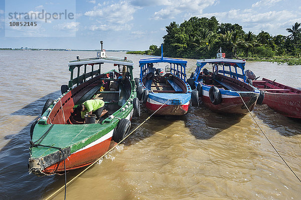 Bunte Boote auf dem Suriname-Fluss  Paramaribo  Surinam  Südamerika