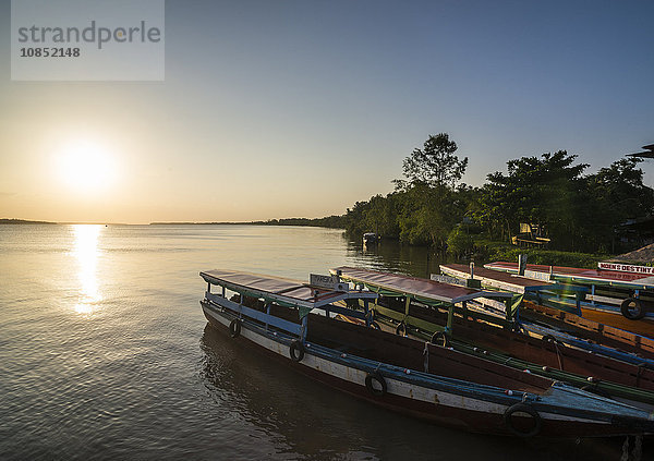 Fischerboote bei Sonnenuntergang auf dem Suriname-Fluss bei Paramaribo  Surinam  Südamerika