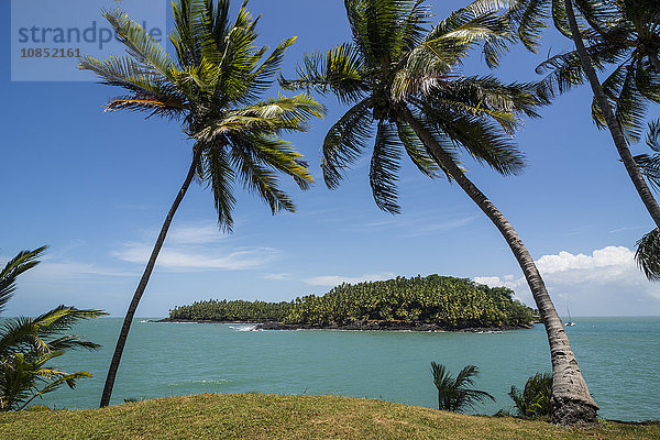 Blick auf Saint Joseph von der Königsinsel aus  Iles du Salut  Französisch-Guayana  Departement Frankreich  Südamerika