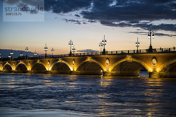 Historische Brücke Pont de Pierre über den Fluss Garonne bei Sonnenuntergang  Bordeaux  Aquitanien  Frankreich  Europa