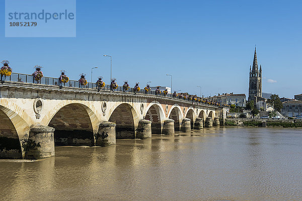 Bogenbrücke von Libourne über die Dordogne  Libourne  Gironde  Aquitanien  Frankreich  Europa