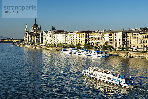 Kleine Fähren auf der Donau vor dem Panorama von Pest  Budapest  Ungarn  Europa