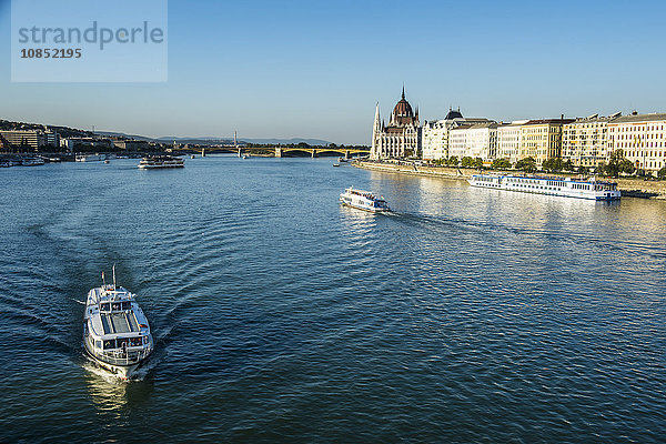 Kleine Fähren auf der Donau vor dem Panorama von Pest  Budapest  Ungarn  Europa