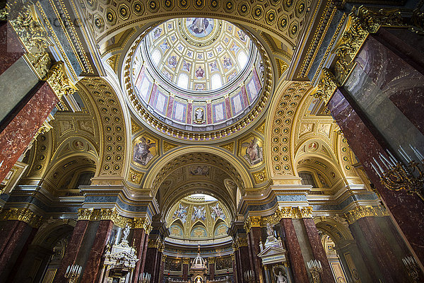 Schöner Innenraum der St. Stephans Basilika  Budapest  Ungarn  Europa