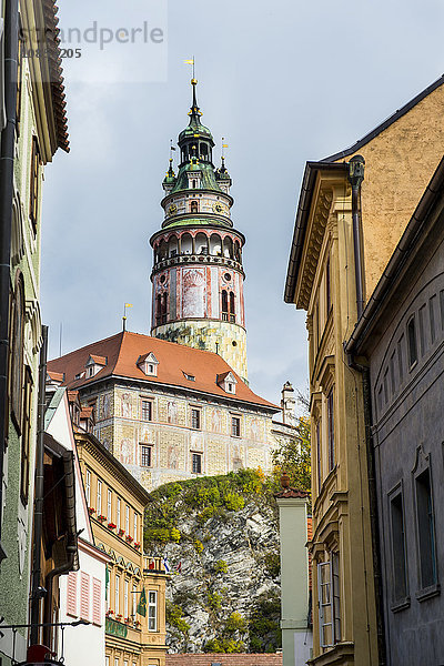 Blick durch die gotischen Hausfassaden auf das Krumauer Schloss  UNESCO-Weltkulturerbe  Cesky Krumlov  Tschechische Republik  Europa