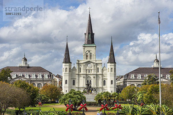 Alte Pferdewagen vor dem Jackson Square und der St. Louis Cathedral  Französisches Viertel  New Orleans  Louisiana  Vereinigte Staaten von Amerika  Nordamerika