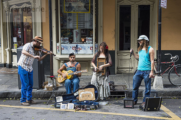 Straßenmusiker im French Quarter  New Orleans  Louisiana  Vereinigte Staaten von Amerika  Nordamerika