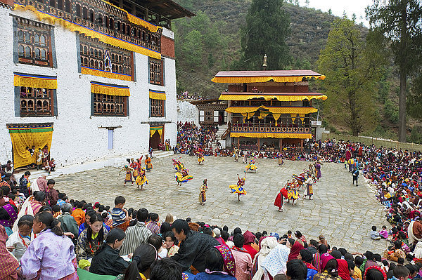 Menschenmenge  die den Tänzern beim Paro-Festival zusieht  Paro  Bhutan  Asien