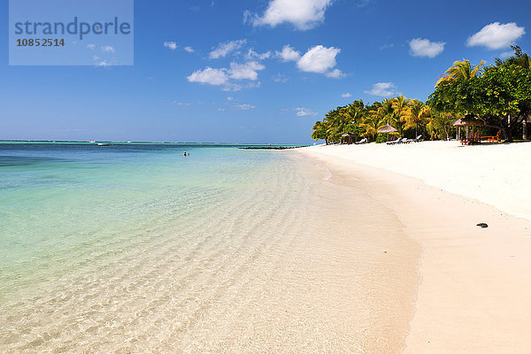Türkisfarbenes Meer und weißer  palmengesäumter Strand  Le Morne  Black River  Mauritius  Indischer Ozean  Afrika