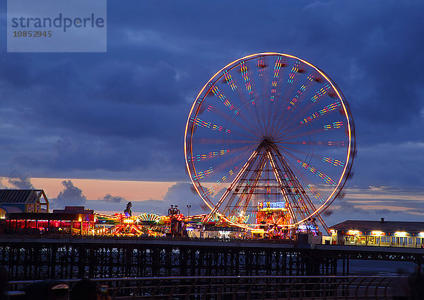 Riesenrad und Vergnügungspark am Central Pier in der Abenddämmerung  Blackpool Illuminations  Blackpool  Lancashire  England  Vereinigtes Königreich  Europa