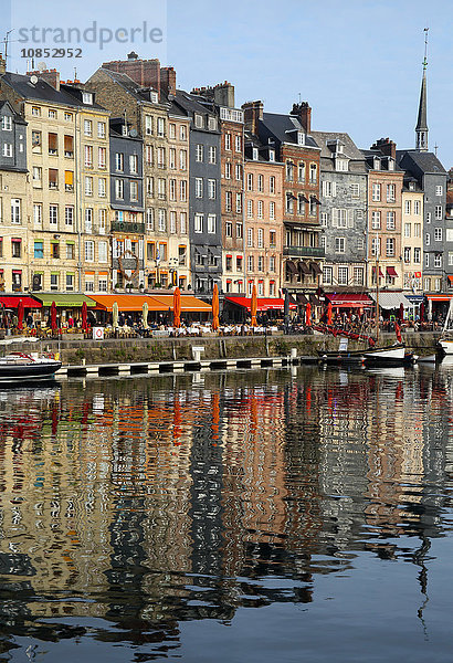 Vieux Bassin  Alter Hafen  mit Häusern  die sich im Hafen spiegeln  Honfleur  Normandie  Frankreich  Europa