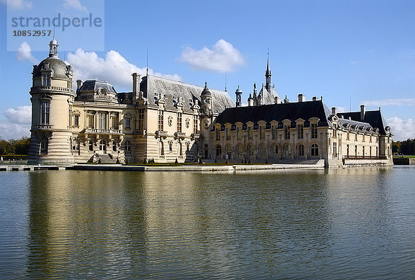 Chateau Chantilly über den Wassergraben  Chantilly  Oise  Frankreich  Europa