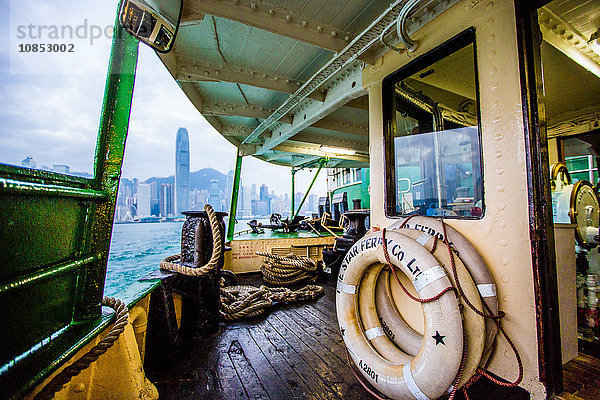 Star Ferry mit Hongkong im Hintergrund  Hongkong  China  Asien