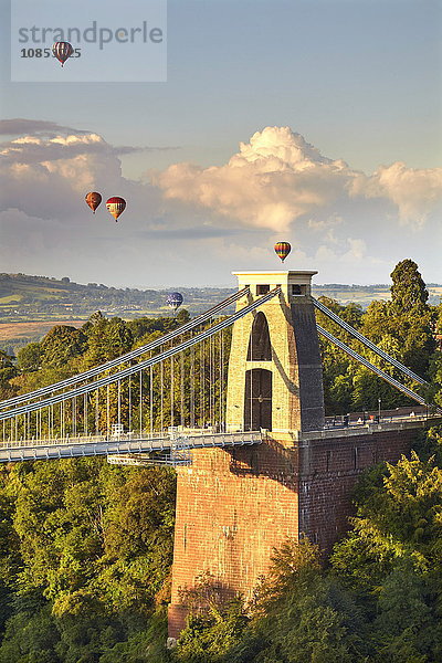 Clifton Suspension Bridge  mit Heißluftballons bei der Bristol Balloon Fiesta im August  Clifton  Bristol  England  Vereinigtes Königreich  Europa