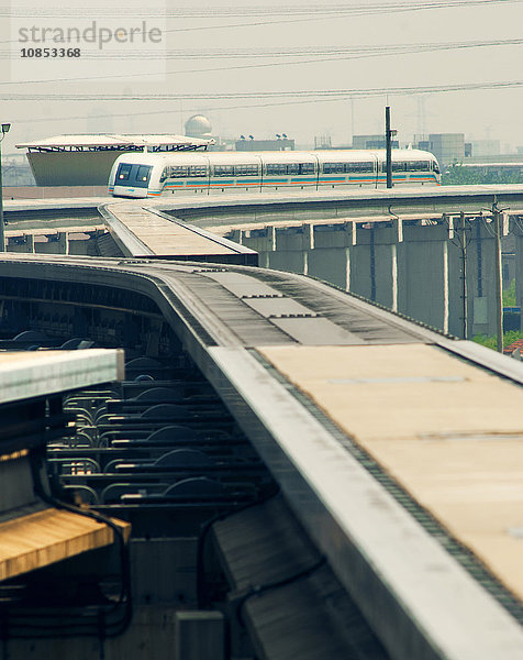Der Shuttle-Zug der Magnetschwebebahn bei der Ankunft am Flughafen Shanghai  Shanghai  China  Asien