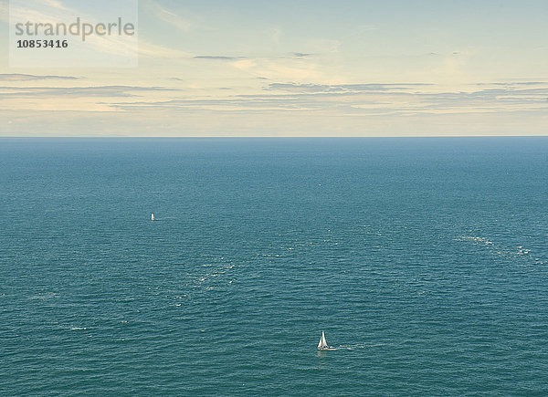 Zwei einsame Yachten in einem blauen Meer  Frankreich  Europa