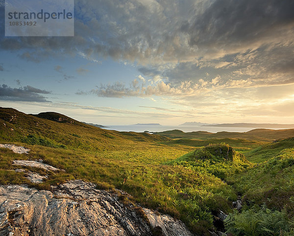 Ländliche  Küstenszene bei Sonnenuntergang  Highlands of Scotland  Vereinigtes Königreich  Europa